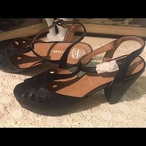 Jeffrey Campbell (NWOT) Size 9.5
